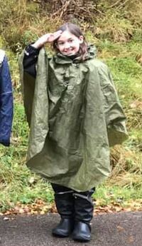 En regnponcho er luftig og dekker også sekken.